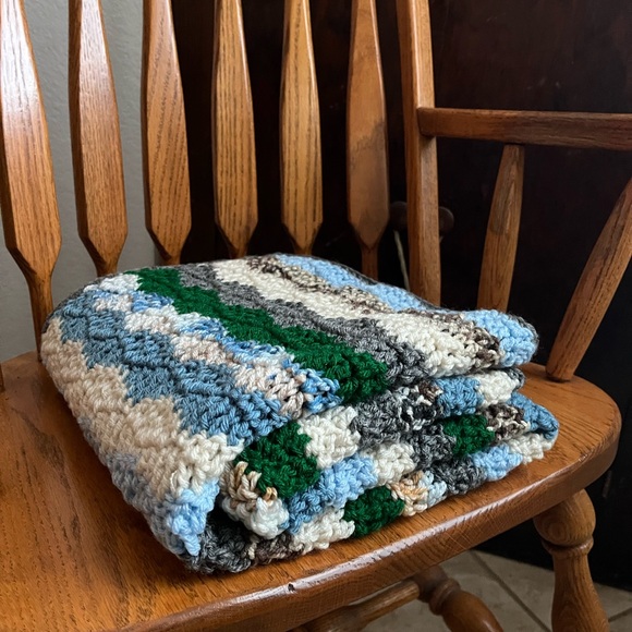 Beautiful Crocheted Wave Pattern Blanket - Picture 2 of 5